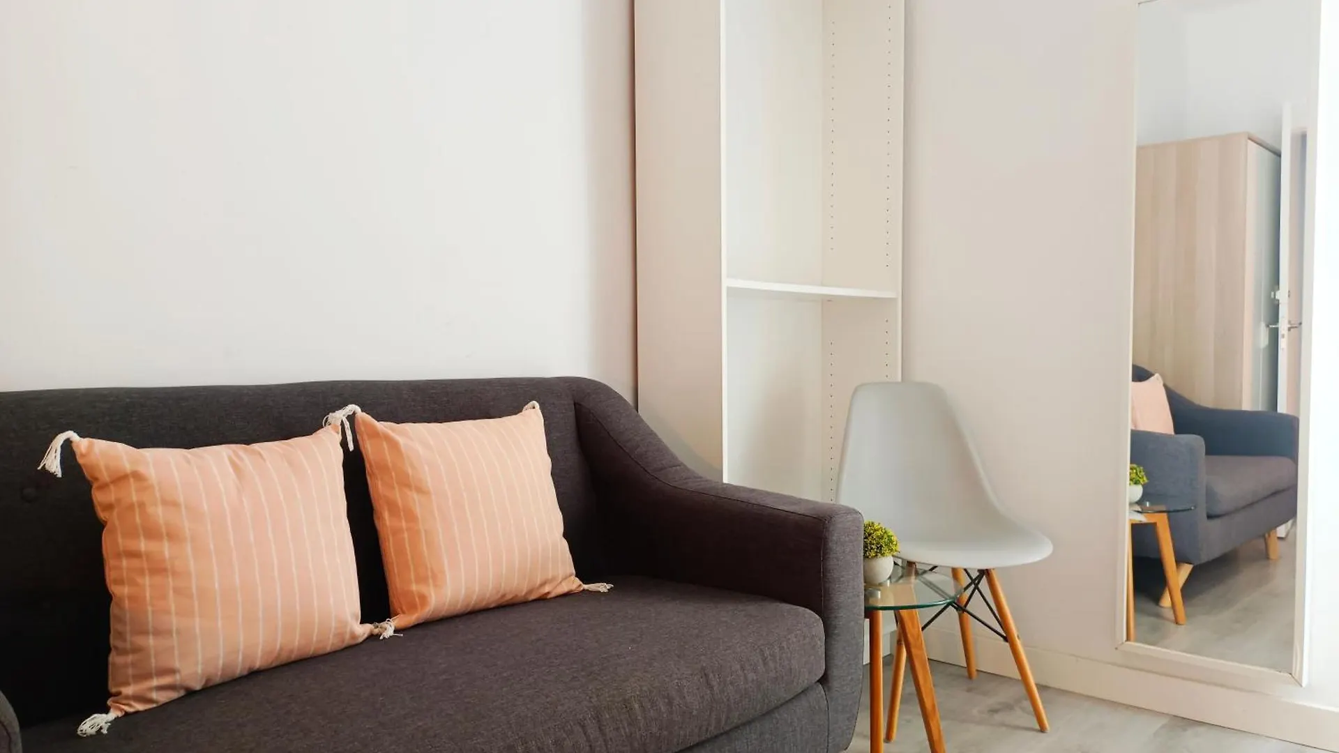 Hostal Private Rooms In Heart Of Barcelona España