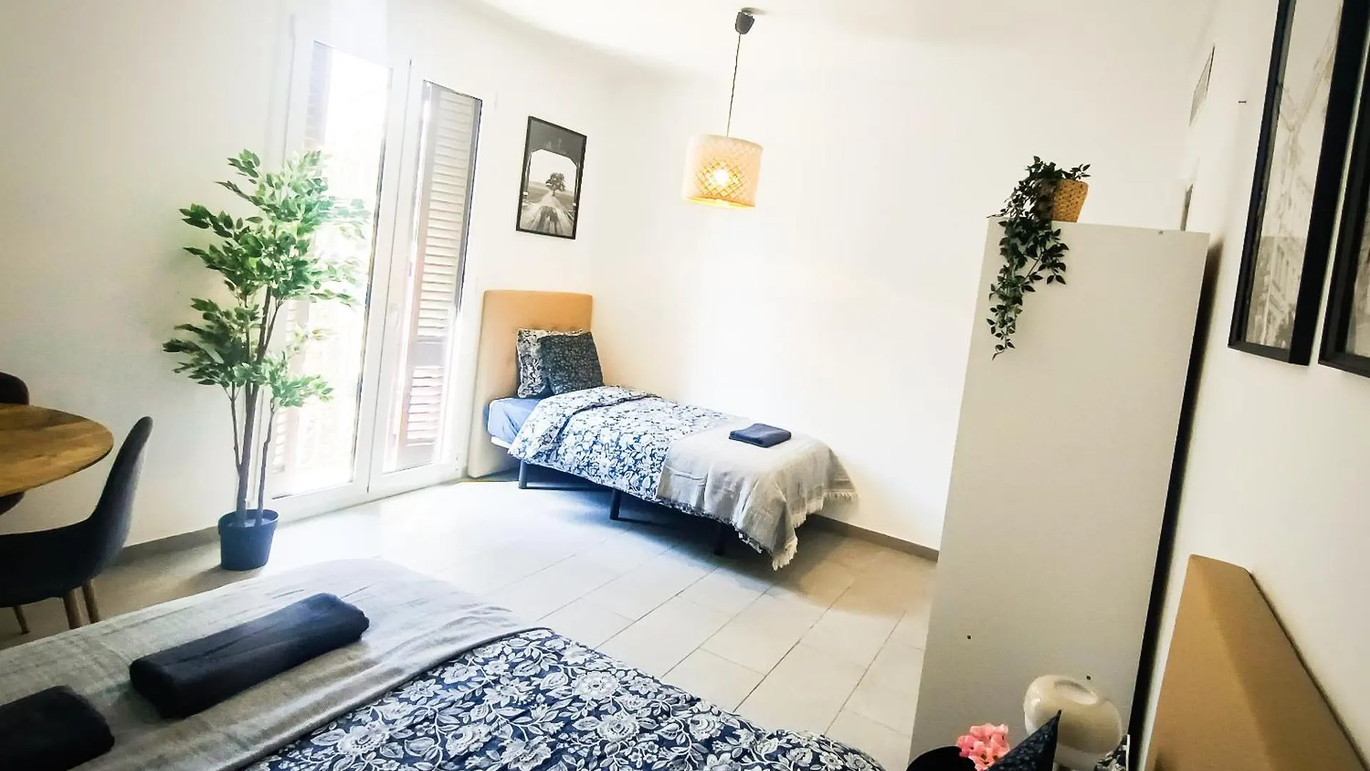 Private Rooms In Heart Of Barcelona Hostal