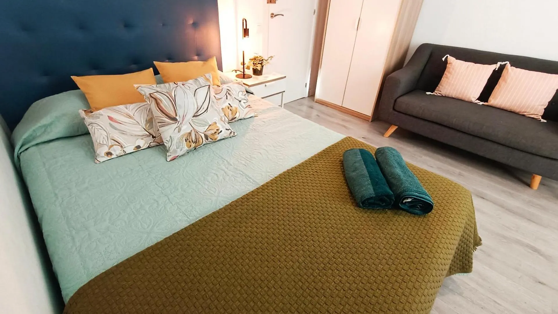 Hostal Private Rooms In Heart Of Barcelona